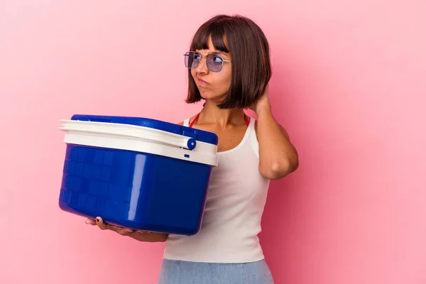 Jovem Mulher Raça Mista Segurando Refrigerador Isolado Fundo Rosa Tocando — Fotografia de Stock