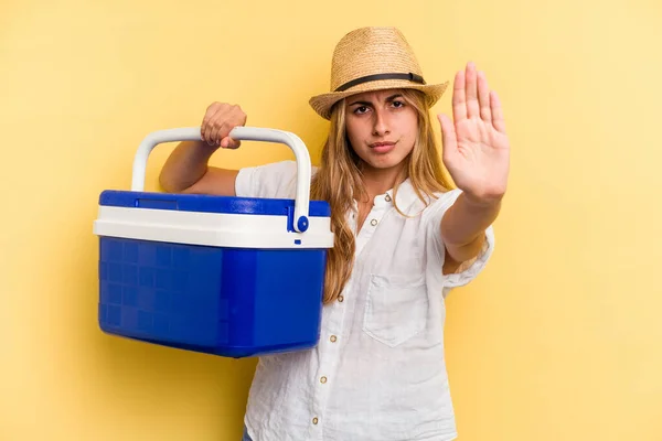 Jeune Femme Caucasienne Tenant Réfrigérateur Isolé Sur Fond Jaune Debout — Photo