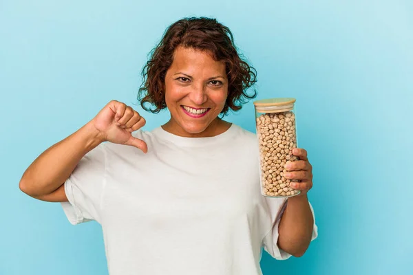 Middle Age Latin Woman Holding Chickpeas Jar Isolated Blue Background — Fotografia de Stock