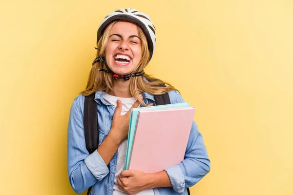 Giovane Studentessa Caucasica Che Indossa Casco Bici Isolato Sfondo Giallo — Foto Stock