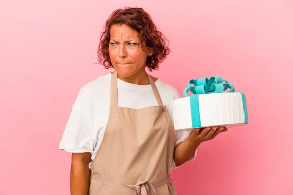 Mujer Latina Pastelera Mediana Edad Sosteniendo Pastel Aislado Sobre Fondo —  Fotos de Stock