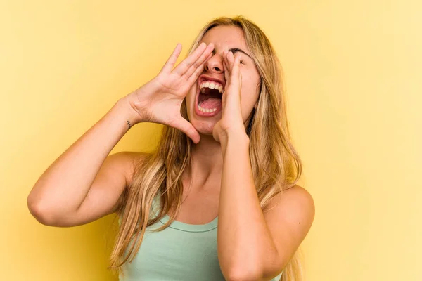Jong Kaukasisch Blond Vrouw Geïsoleerd Gele Achtergrond Schreeuwen Opgewonden Naar — Stockfoto