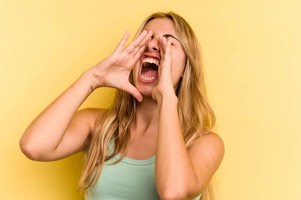 Giovane Donna Bionda Caucasica Isolata Sfondo Giallo Urlando Eccitato Davanti — Foto Stock