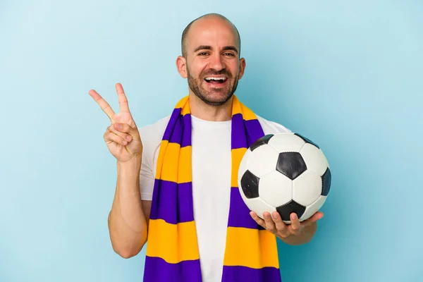 Jovem Careca Esporte Vestindo Lenço Isolado Fundo Azul Alegre Despreocupado — Fotografia de Stock