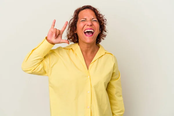 Middle Age Latin Woman Isolated White Background Showing Rock Gesture — ストック写真