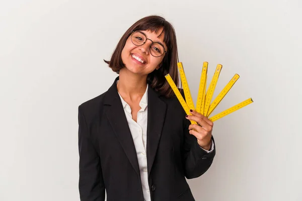 白い背景に孤立した測定テープを持っている若い混合レースビジネス女性幸せ 笑顔と陽気な — ストック写真