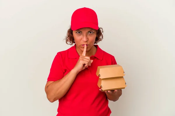 中世の配達女性は秘密を保持するか 沈黙を求めて白い背景に隔離されたハンバーガーを取ります — ストック写真