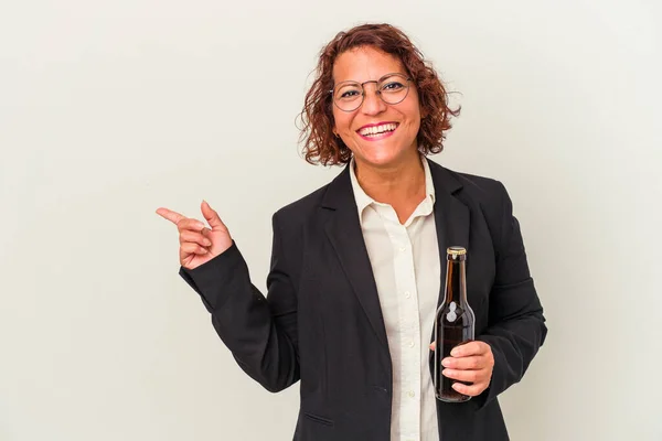 Donna Affari Latina Mezza Età Che Tiene Una Birra Isolata — Foto Stock