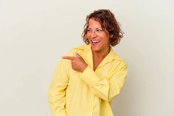 Middelbare Leeftijd Latijn Vrouw Geïsoleerd Witte Achtergrond Kijkt Opzij Glimlachend — Stockfoto