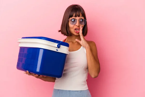 Joven Mujer Raza Mixta Sosteniendo Refrigerador Aislado Sobre Fondo Rosa —  Fotos de Stock