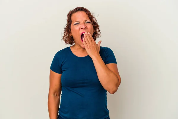 Medelålders Latinamerikansk Kvinna Isolerad Vit Bakgrund Gäspningar Visar Trött Gest — Stockfoto