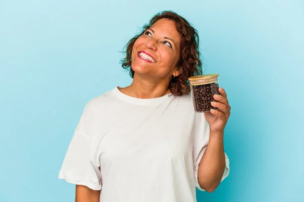 Middelbare Leeftijd Latijn Vrouw Met Een Koffiepot Geïsoleerd Blauwe Achtergrond — Stockfoto