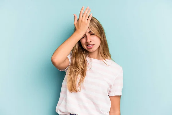 Young Caucasian Blonde Woman Isolated Blue Background Forgetting Something Slapping — Stock Photo, Image