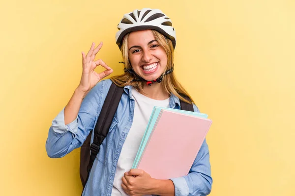 배경에 고립된 자전거 헬멧을 코카서스 여학생은 쾌활하고 자신감 몸짓을 — 스톡 사진