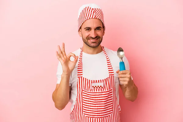 Young Ice Cream Maker Man Holding Spoon Isolated Pink Background — Stock Photo, Image
