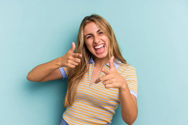 Joven Mujer Rubia Caucásica Aislada Sobre Fondo Azul Sonrisas Alegres —  Fotos de Stock