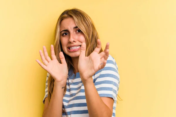 Giovane Donna Bionda Caucasica Isolata Sfondo Giallo Essendo Scioccata Causa — Foto Stock