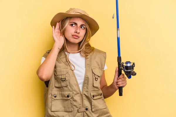 Young Caucasian Blonde Fisherwoman Holding Rod Isolated Yellow Background Trying — Stock Photo, Image