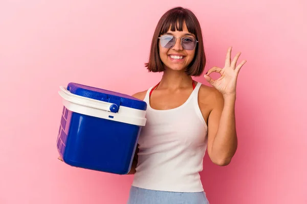 Joven Mujer Raza Mixta Sosteniendo Refrigerador Aislado Sobre Fondo Rosa —  Fotos de Stock