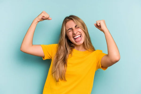 Joven Mujer Rubia Caucásica Aislada Sobre Fondo Azul Levantando Puño — Foto de Stock