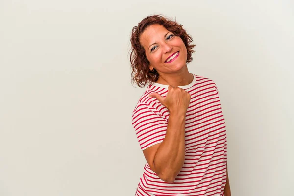 Medelålders Latinamerikansk Kvinna Isolerad Vita Bakgrundspunkter Med Tummen Bort Skrattar — Stockfoto