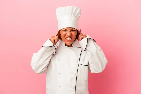 Middle Age Latin Woman Isolated Pink Background Covering Ears Hands — ストック写真