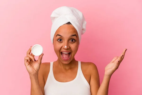 Joven Mujer Mestiza Sosteniendo Crema Facial Aislada Sobre Fondo Rosa — Foto de Stock
