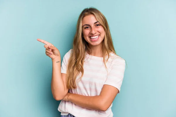 Jeune Femme Blonde Caucasienne Isolée Sur Fond Bleu Souriant Pointant — Photo