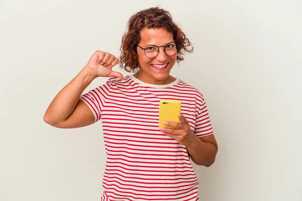 Lateinamerikanerin Mittleren Alters Isoliert Auf Weißem Hintergrund Fühlt Sich Stolz — Stockfoto