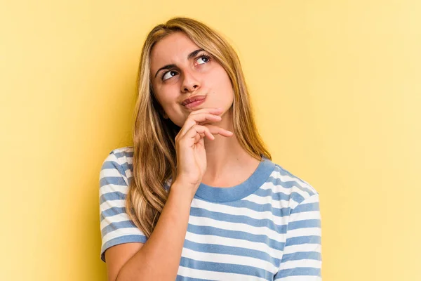 Jovem Mulher Loira Caucasiana Isolada Fundo Amarelo Pensando Olhando Para — Fotografia de Stock