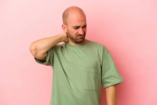 Jovem Homem Careca Caucasiano Isolado Fundo Rosa Tocando Parte Trás — Fotografia de Stock