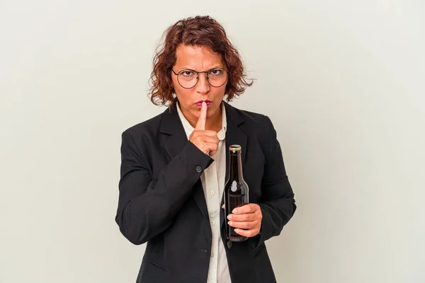 Donna Affari Latina Mezza Età Che Tiene Una Birra Isolata — Foto Stock