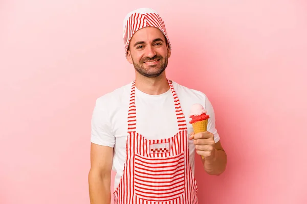 Jonge Ijsmaker Man Met Ijs Geïsoleerd Roze Achtergrond Gelukkig Glimlachend — Stockfoto