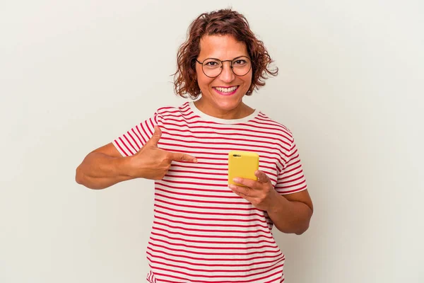 Medelålders Latinamerikansk Kvinna Isolerad Vit Bakgrund Person Pekar För Hand — Stockfoto