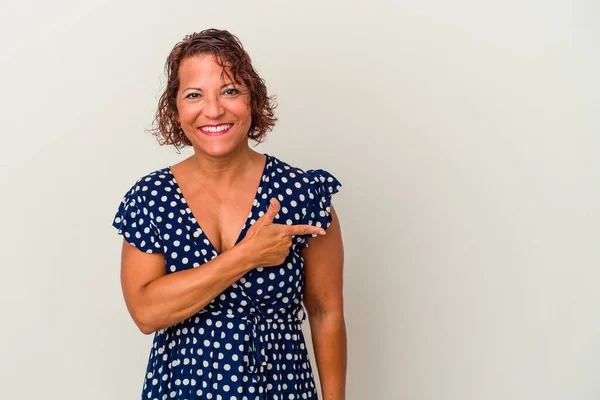 Lateinische Frau Mittleren Alters Isoliert Auf Weißem Hintergrund Lächelnd Und — Stockfoto