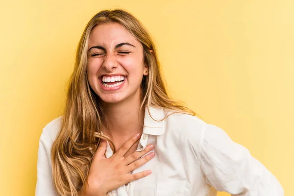 Jovem Mulher Loira Caucasiana Isolada Fundo Amarelo Rindo Mantendo Mãos — Fotografia de Stock