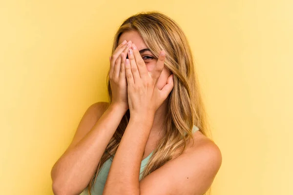 Jovem Mulher Loira Caucasiana Isolada Fundo Amarelo Piscar Para Câmera — Fotografia de Stock