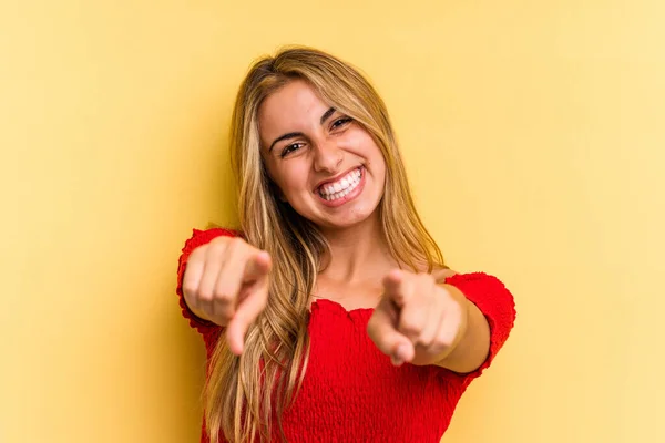 Junge Kaukasische Blonde Frau Isoliert Auf Gelbem Hintergrund Fröhliches Lächeln — Stockfoto