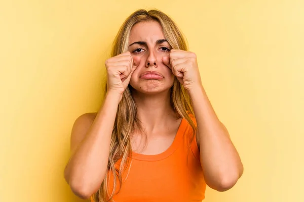 Jovem Mulher Loira Caucasiana Isolada Fundo Amarelo Choramingando Chorando Desconsoladamente — Fotografia de Stock