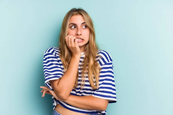Young Caucasian Blonde Woman Isolated Blue Background Biting Fingernails Nervous — Stock Photo, Image