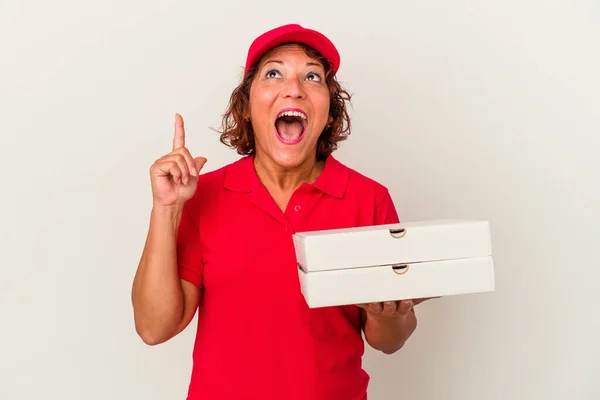 Middle Age Delivery Woman Taking Pizzas Isolated White Background Pointing — ストック写真