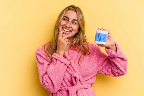 Jovem Mulher Loira Caucasiana Segurando Botões Algodão Isolados Fundo Amarelo — Fotografia de Stock