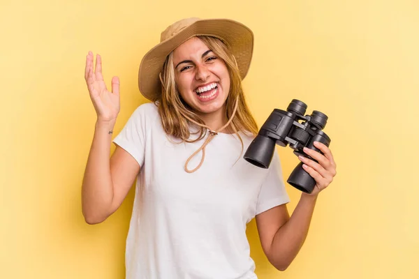 Junge Kaukasische Frau Mit Fernglas Isoliert Auf Gelbem Hintergrund Empfängt — Stockfoto