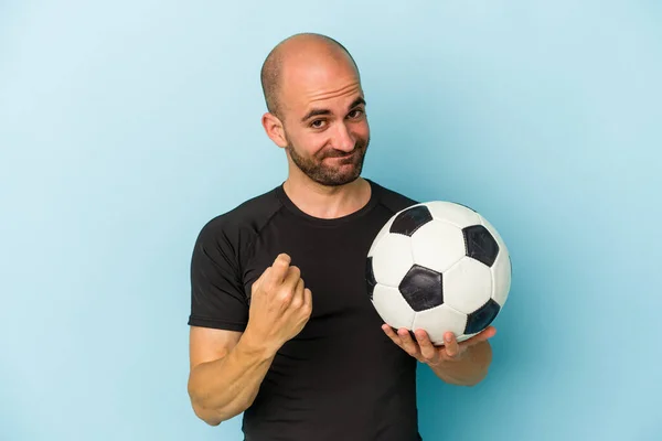 기업인 대머리 남자가 배경에 고립된 축구를 있습니다 사람들을 초대하는 것처럼 — 스톡 사진