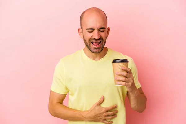 Młody Biały Łysy Człowiek Trzymając Zabrać Kawę Odizolowany Różowy Tło — Zdjęcie stockowe