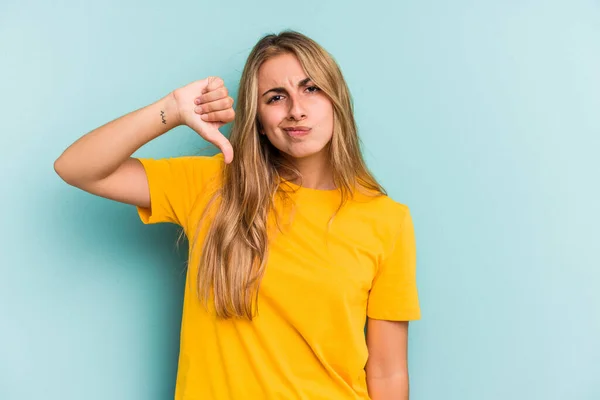 Jeune Femme Blonde Caucasienne Isolée Sur Fond Bleu Montrant Pouce — Photo