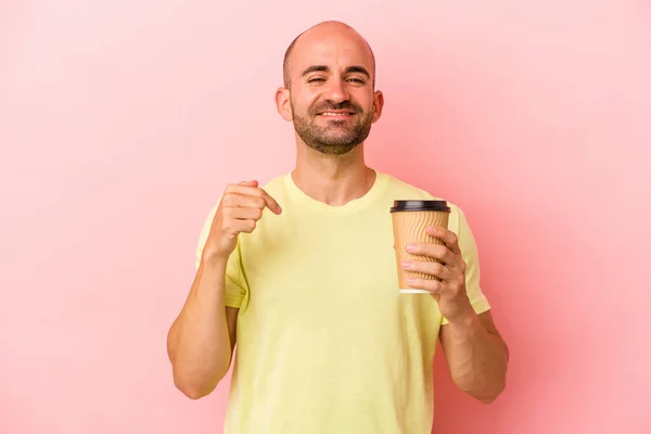 Mladý Běloch Plešatý Muž Drží Odnést Kávu Izolované Růžovém Pozadí — Stock fotografie