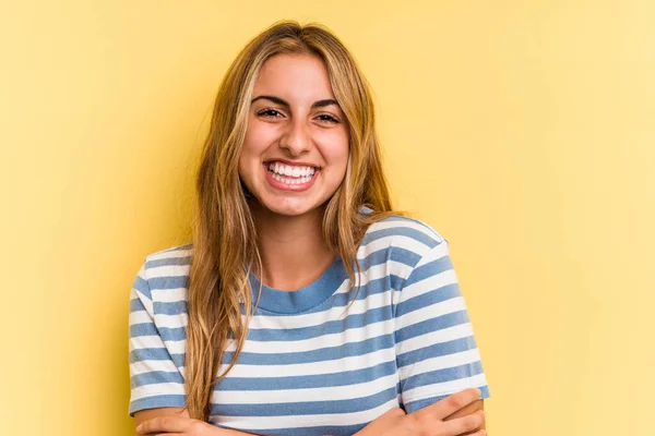 Mladý Kavkazský Blondýny Žena Izolované Žlutém Pozadí Směje Baví — Stock fotografie