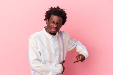 Genç Afrikalı Amerikalı bir adam pembe arka planda izole edilmiş karaciğer ağrısı, karın ağrısı var..