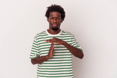 Beyaz arka planda izole edilmiş genç Afro-Amerikan bir jest gösteriyor..